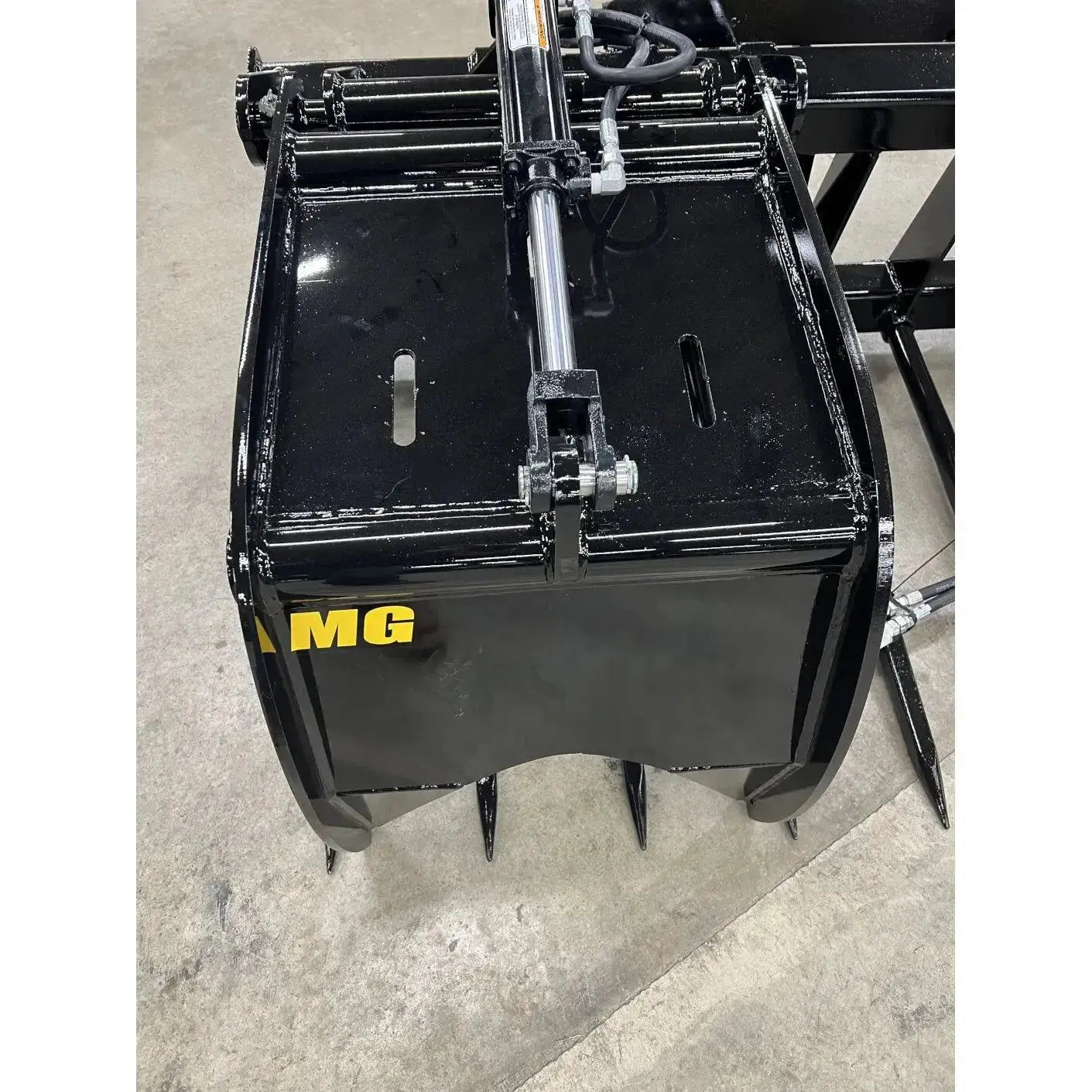 HeavyEquipTech MSG Grapple Bucket - Built Tough for Efficient Manure Handling Tasks Stinger Attachments