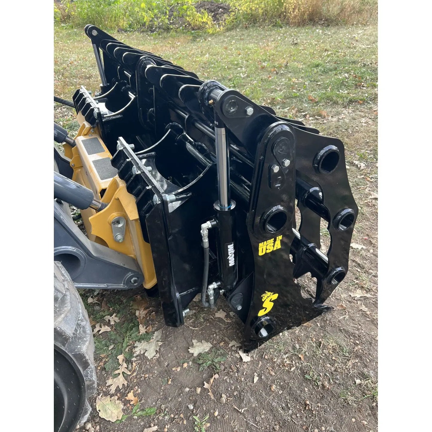 HeavyEquipTech CG Clam Grapple - Durable and Efficient Attachment for Skid Steers, Ensuring Precision Material Handling. 11