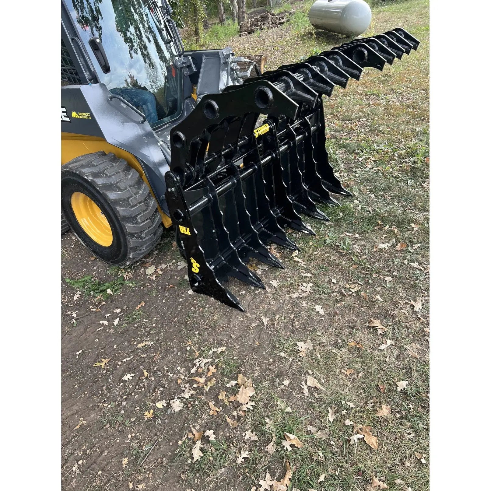 HeavyEquipTech CG Clam Grapple - Durable and Efficient Attachment for Skid Steers, Ensuring Precision Material Handling. 12