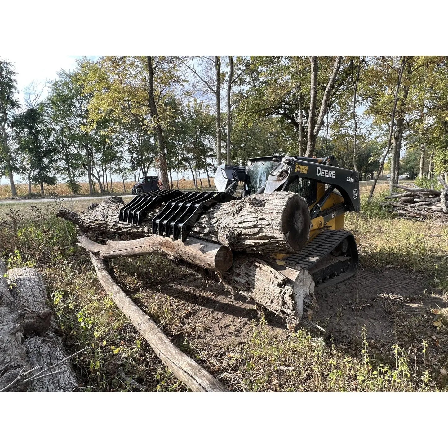 HeavyEquipTech CG Clam Grapple - Durable and Efficient Attachment for Skid Steers, Ensuring Precision Material Handling. 2