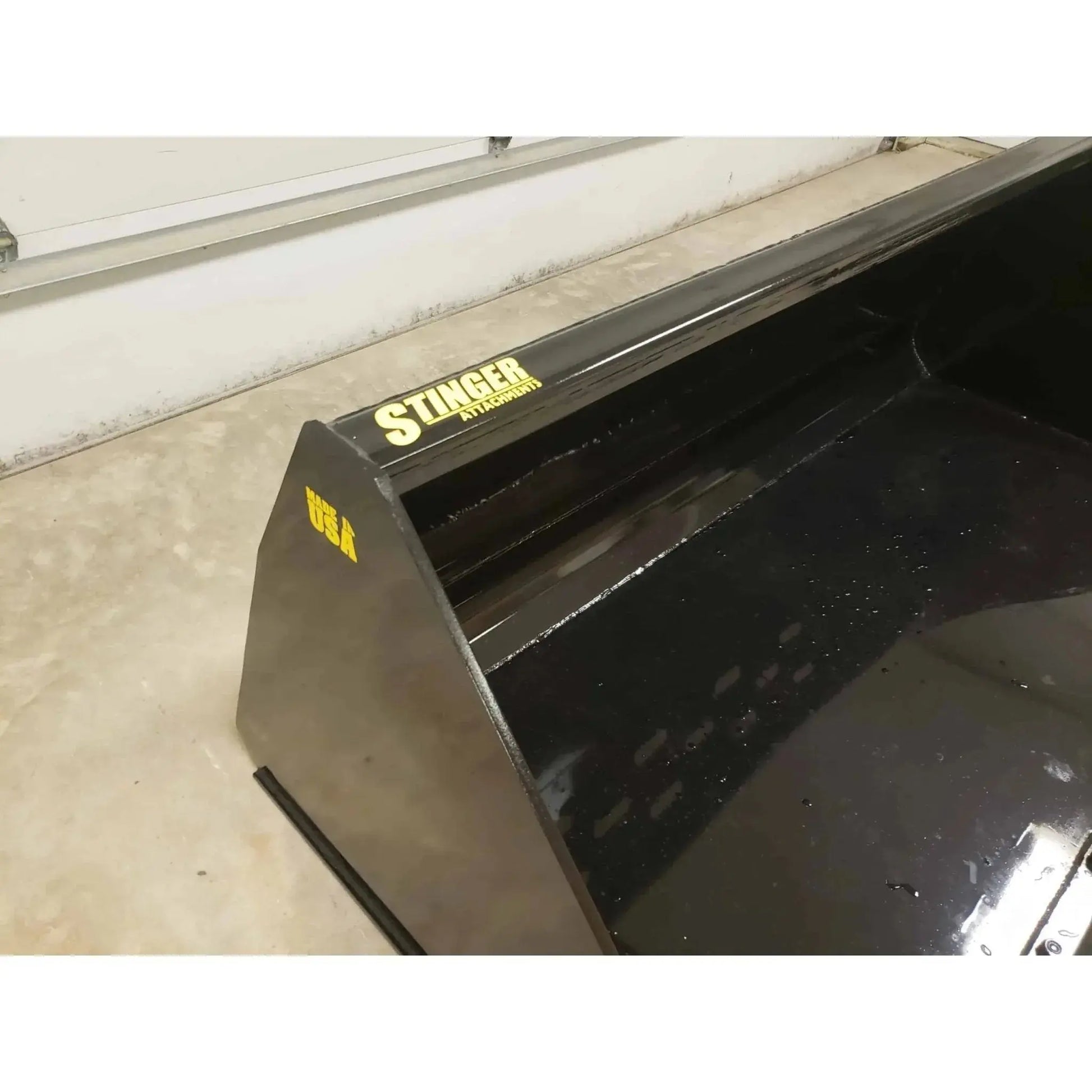 Versatile snow bucket for skid steer loaders – Series 1, a reliable solution for winter tasks Stinger Attachments Stinger Attachments